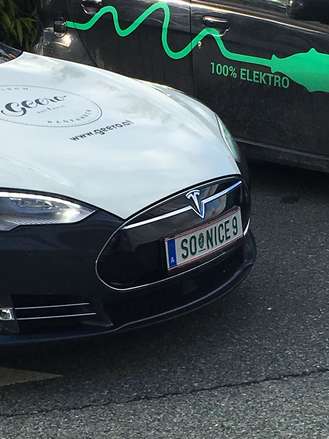 E-Auto Tesla und Citroen am Parkplatz