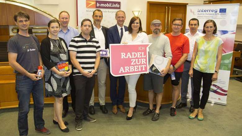 Landesrätin Astrid Eisenkopf mit allen Gewinnern und Veranstalter bei der Verleihung zu Radeln zur Arbeit