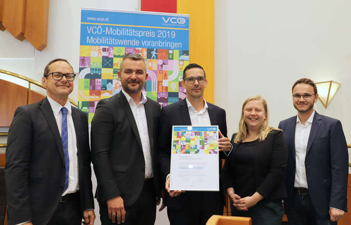 VCÖ-Experte Markus Gansterer, Landesrat Heinrich Dorner und ÖBB-Regionalmanager Michael Elsner mit den Preisträgern 