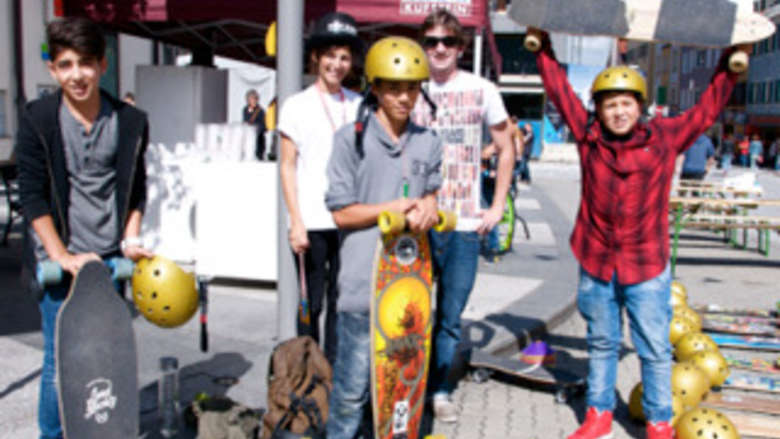 Kinder mit Skateboards