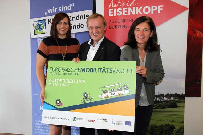 Landesrätin Astrid Eisenkopf mit weiteren Personen bei der Präsentation des Plakates zur Mobilitätswoche