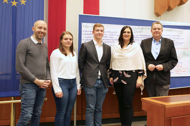Landesrätin Eisenkopf mit Schülerin und Vortragenden von Forschung Burgenland