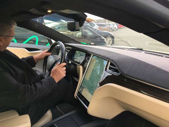 Teilnehmer testet den Tesla - Aufnahme im Auto