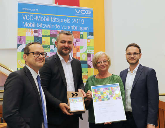 VCÖ-Experte Markus Gansterer, Landesrat Heinrich Dorner und ÖBB-Regionalmanager Michael Elsner mit den Preisträgern 