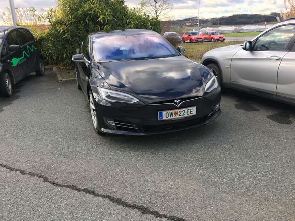 E-Auto Tesla am Parkplatz
