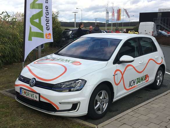 E-Auto VW Golf von der Energie Burgenland am Parkplatz